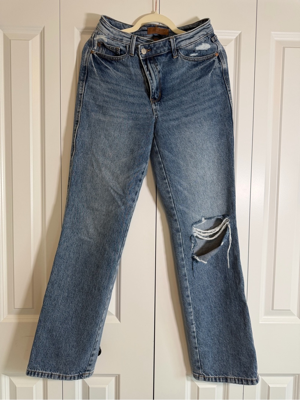 Judy Blue Boot Cut Jeans in Faded Blue with Distressed Knee